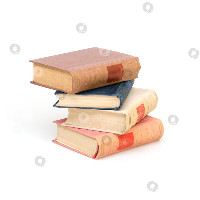 Скачать Стопка книг в цветных обложках с белыми листами, выделяющимися на белом фоне фотосток Ozero
