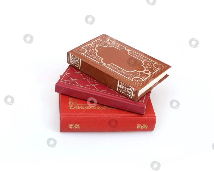 Скачать Стопка красных книг, выделенных на белом фоне фотосток Ozero