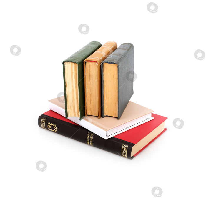 Скачать Стопка книг в цветных обложках с белыми листами, выделяющимися на белом фоне фотосток Ozero