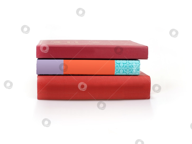 Скачать Стопка красных книг, выделенных на белом фоне фотосток Ozero