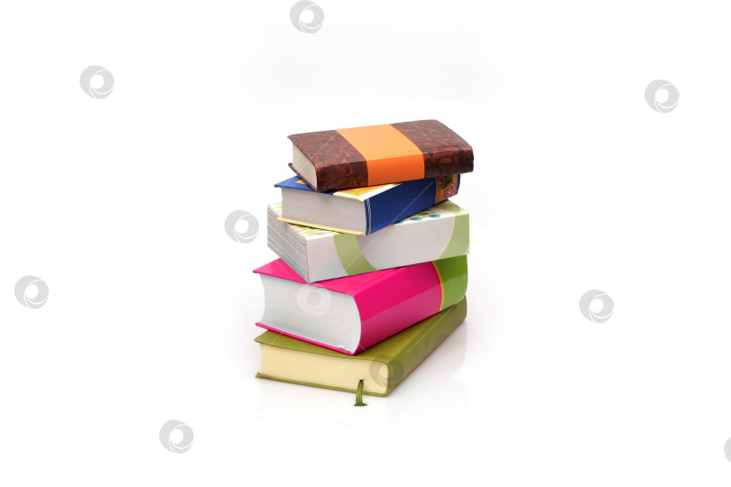 Скачать Стопка книг в цветных обложках с белыми листами, выделяющимися на белом фоне фотосток Ozero