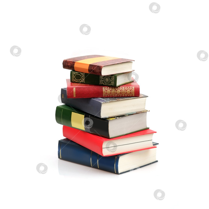 Скачать Стопка книг в цветных обложках с белыми листами, выделяющимися на белом фоне фотосток Ozero