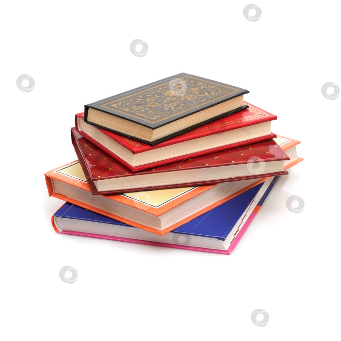 Скачать Стопка книг в цветных обложках с белыми листами, выделяющимися на белом фоне фотосток Ozero