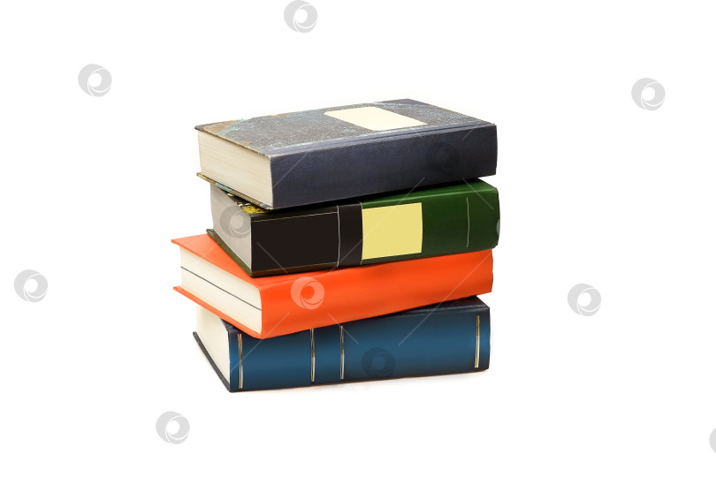 Скачать Стопка книг в цветных обложках с белыми листами, выделяющимися на белом фоне фотосток Ozero