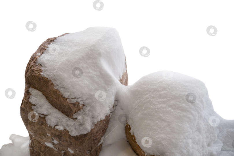 Скачать валуны в снегу, заснеженный объект, выделяющийся на белом фоне. фотосток Ozero