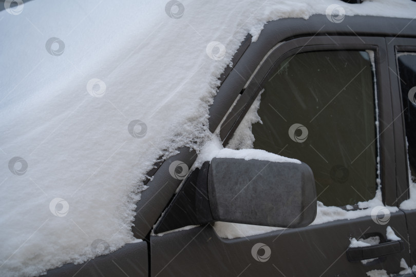 Скачать заснеженный легковой автомобиль, зимний день, циклон фотосток Ozero