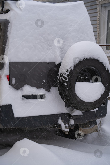 Скачать заснеженный легковой автомобиль, зимний день, циклон фотосток Ozero