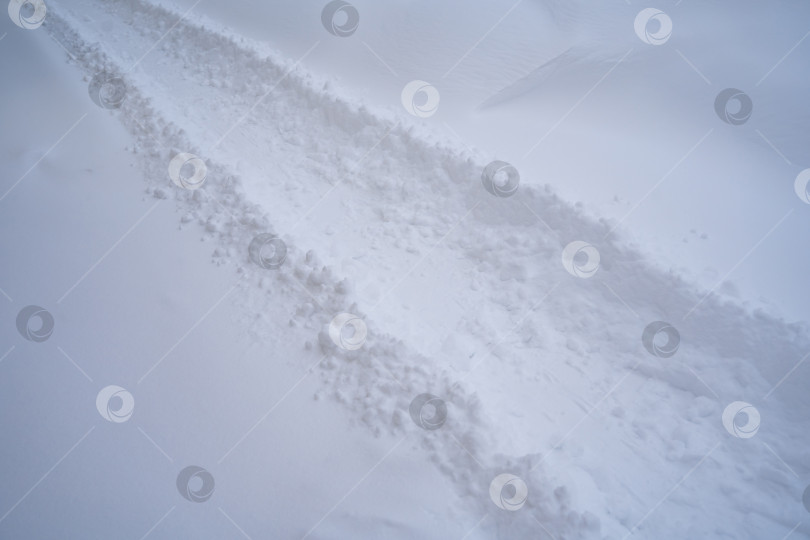 Скачать Мужчина в темной куртке разгребает снег лопатой возле дома, деревенская улица, зима, сугробы фотосток Ozero