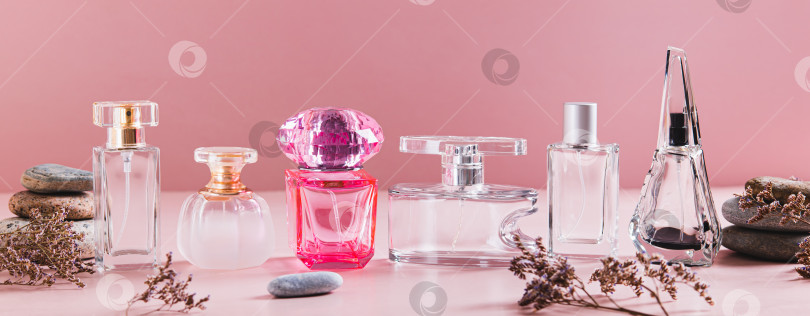 Скачать Красивая композиция из флаконов духов в розовых тонах на настольном веб-баннере фотосток Ozero