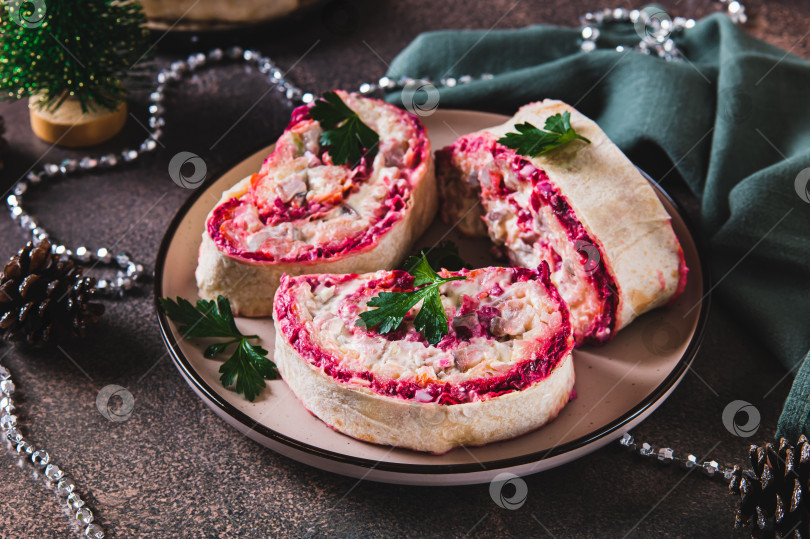 Скачать Пикантные рулетики с сельдью под шубой, салат на тарелке, подача на стол фотосток Ozero