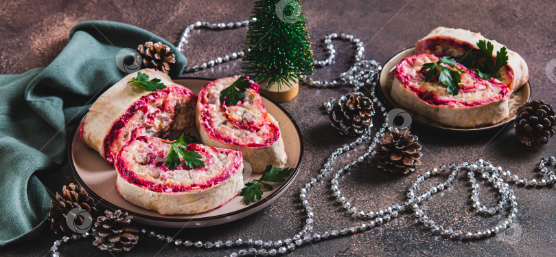 Скачать Традиционный салат "сельдь под шубой", завернутый в лаваш, на тарелке с веб-баннером фотосток Ozero