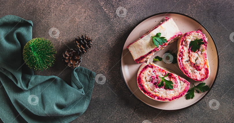 Скачать Пикантные рулетики с сельдью под шубой и салатом на тарелке на столешнице посмотреть веб-баннер фотосток Ozero