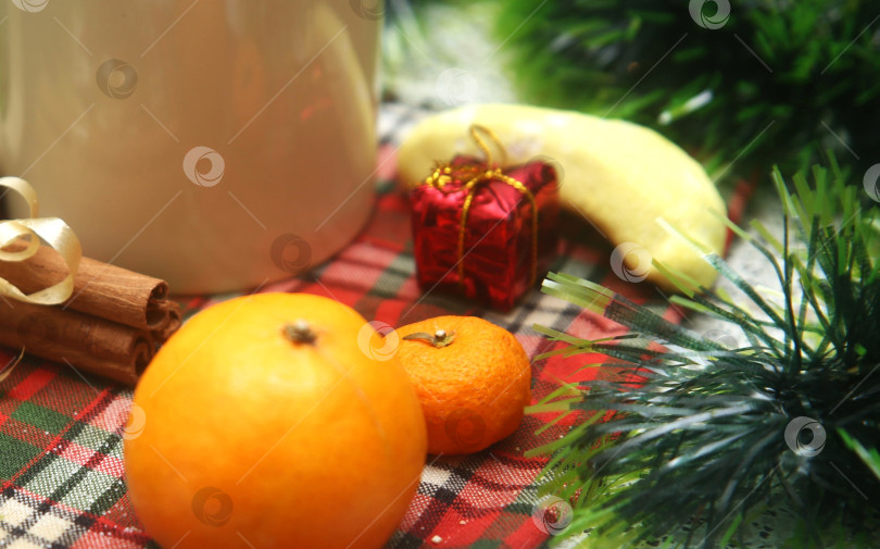 Скачать Напиток кофе с корицей и мандаринами фотосток Ozero