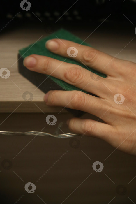 Скачать Женская рука держит губку для уборки фотосток Ozero