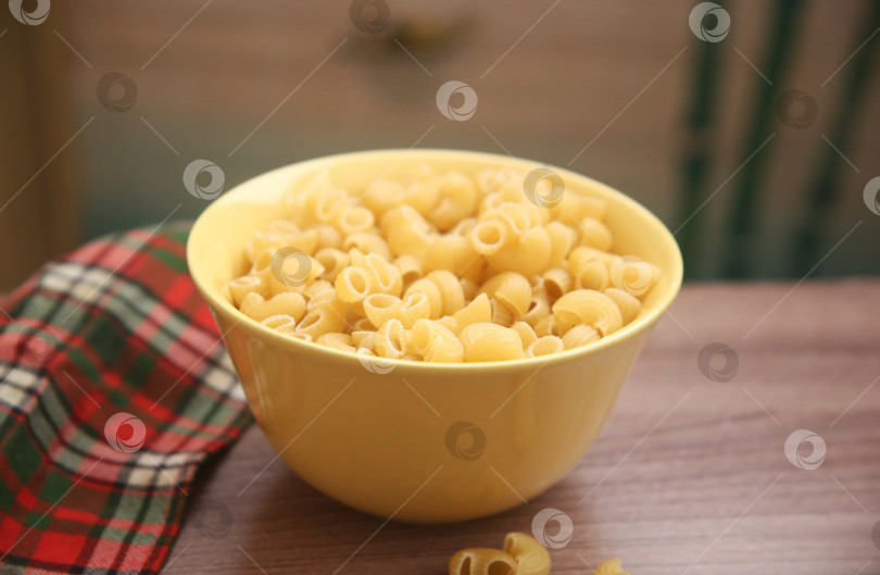 Скачать Макароны рожки в сыром виде фотосток Ozero