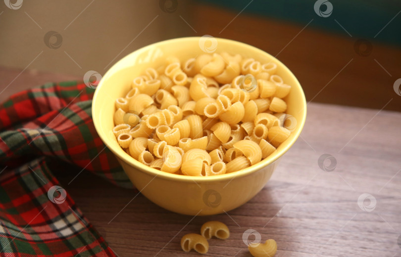 Скачать Макароны рожки в сыром виде фотосток Ozero