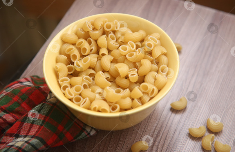 Скачать Макароны рожки в сыром виде фотосток Ozero