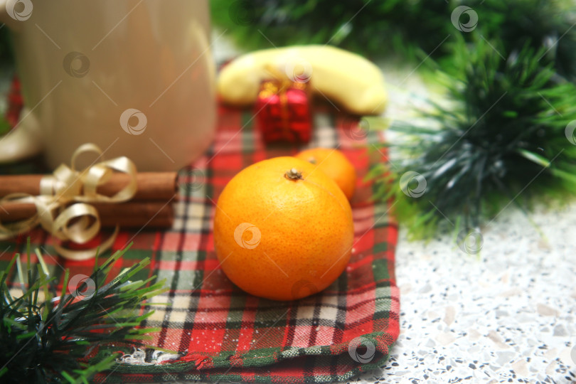 Скачать Напиток кофе с корицей и мандаринами фотосток Ozero