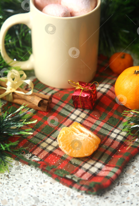 Скачать Напиток кофе с зефиром маршмеллоу и мандаринами фотосток Ozero