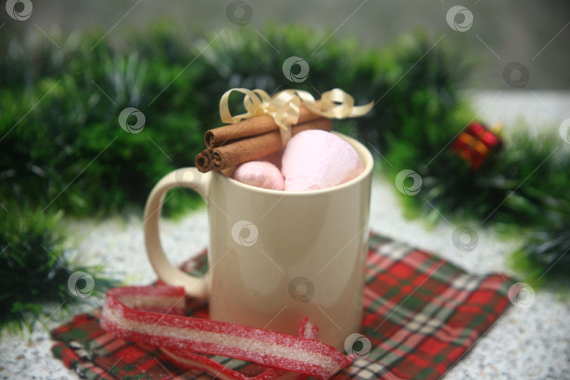 Скачать напиток горячий какао с корицей на столе фотосток Ozero