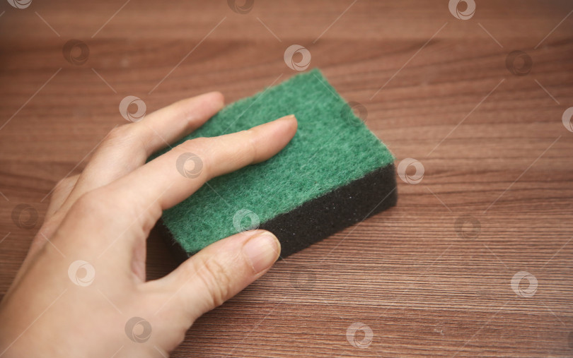 Скачать Человек делает генеральную уборку губкой фотосток Ozero