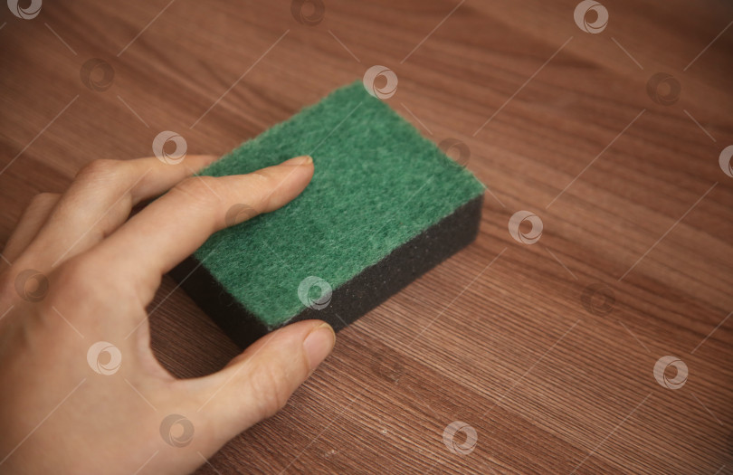 Скачать Женщина делает генеральную уборку фотосток Ozero