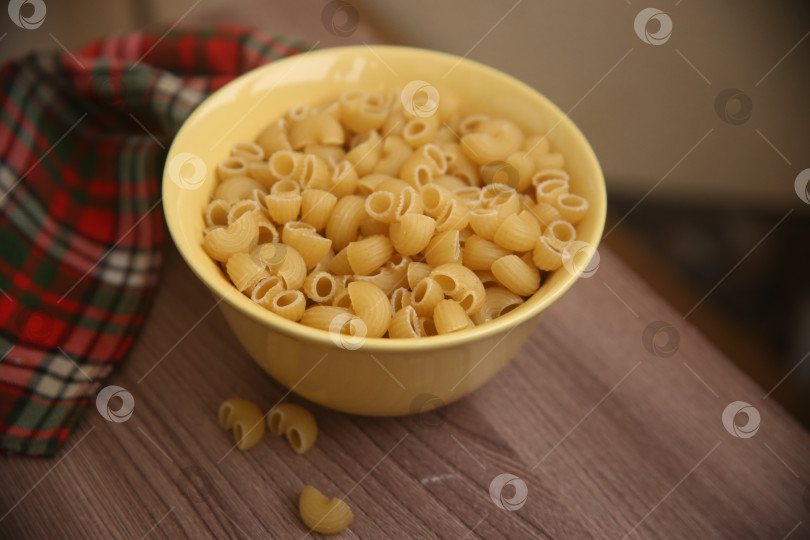 Скачать Макароны рожки в сыром виде фотосток Ozero