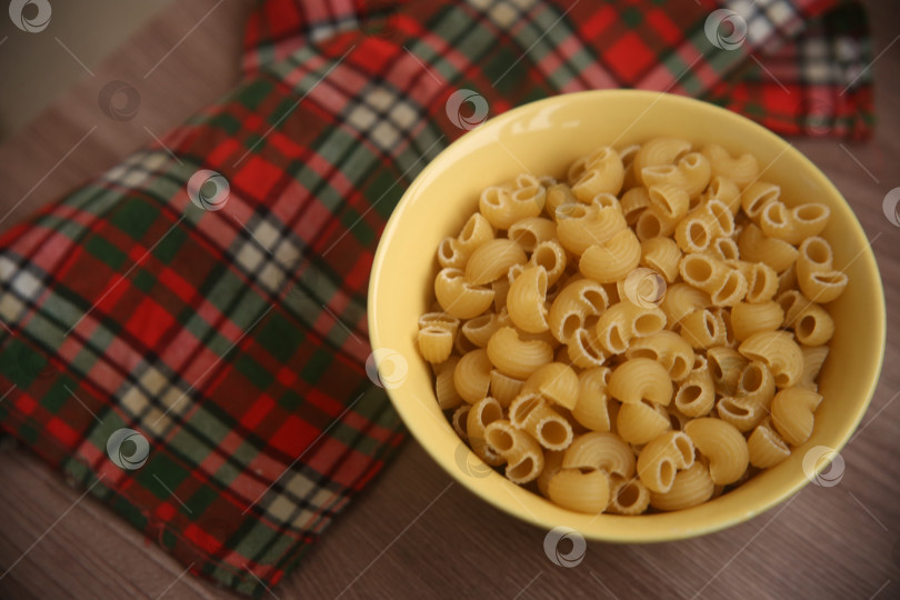 Скачать Макароны рожки в сыром виде фотосток Ozero