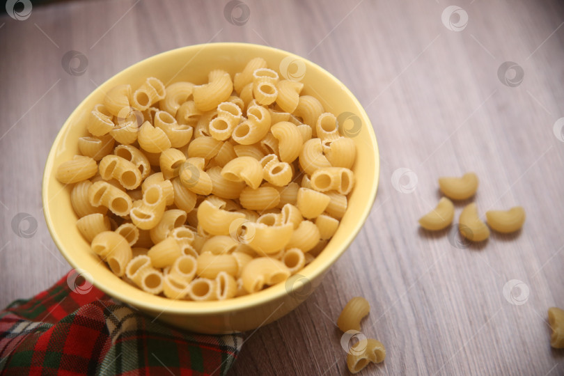 Скачать Макароны рожки в сыром виде фотосток Ozero