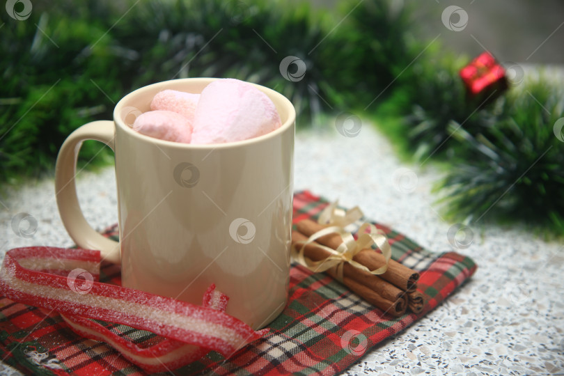 Скачать Напиток кофе с зефиром маршмеллоу и корицей фотосток Ozero