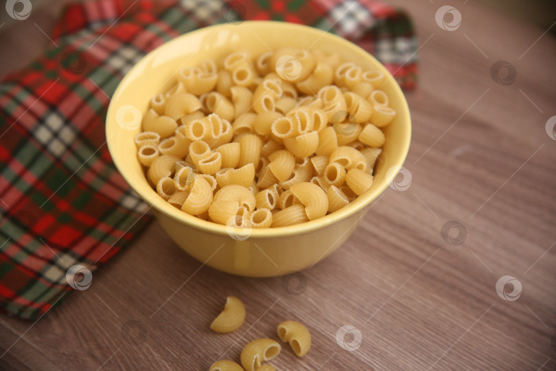 Скачать Макароны рожки на столе фотосток Ozero