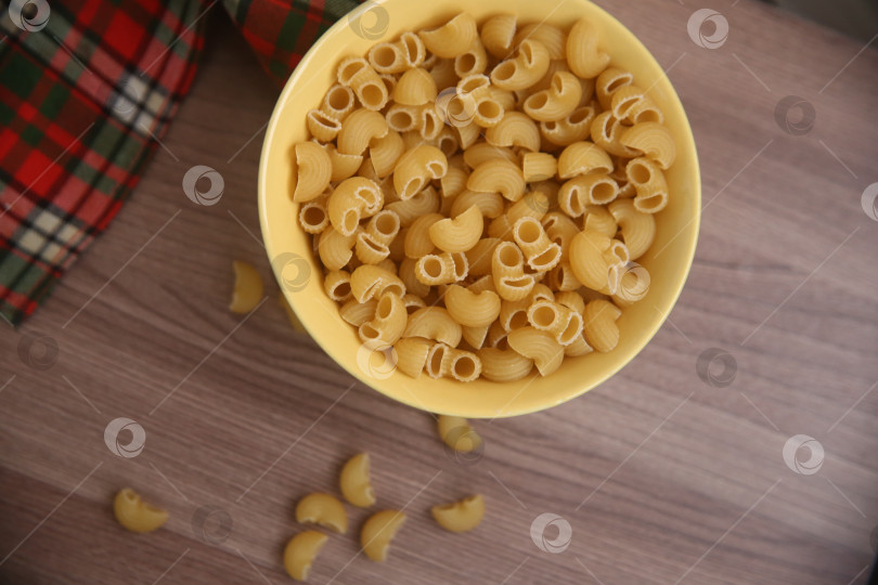 Скачать Макароны рожки на столе фотосток Ozero