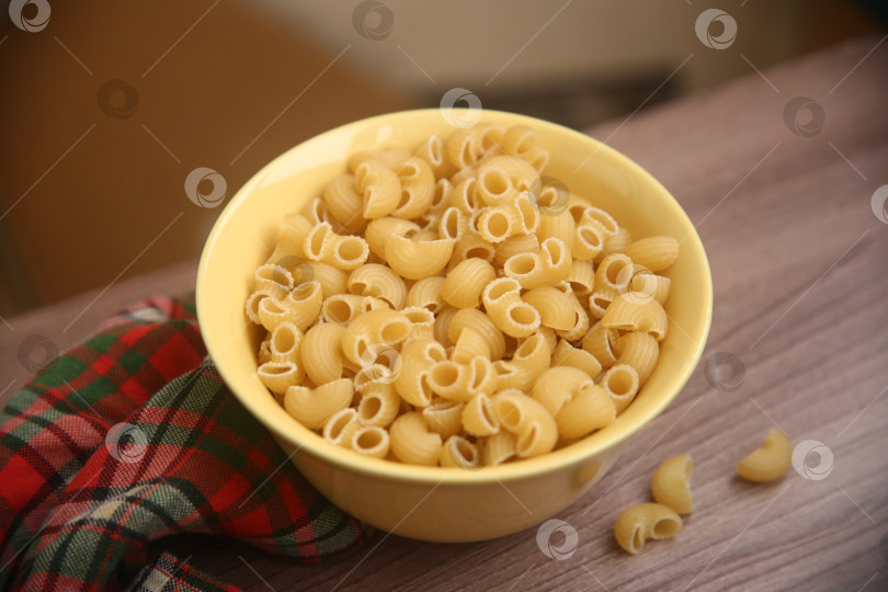 Скачать Макароны рожки на столе фотосток Ozero
