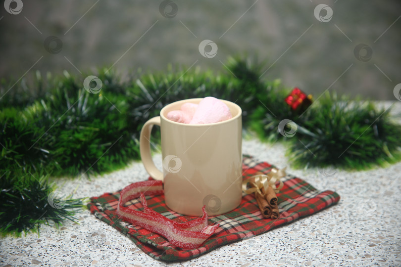 Скачать Напиток кофе с зефиром маршмеллоу и корицей фотосток Ozero