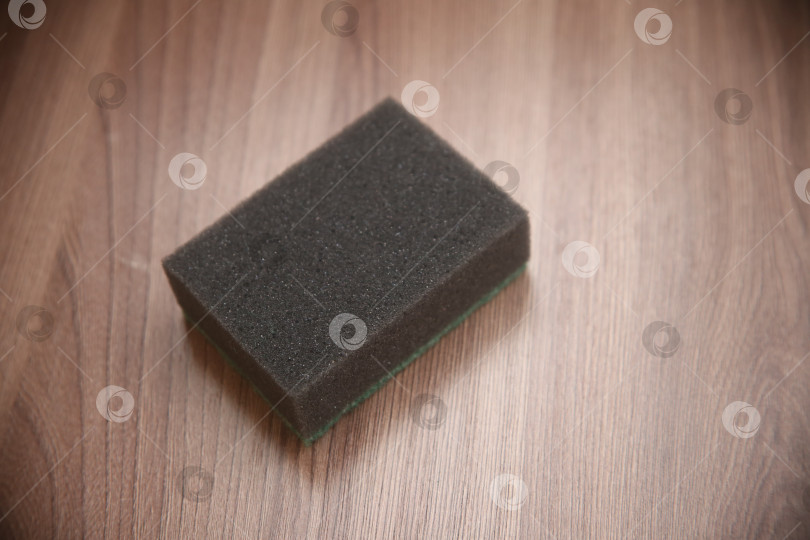 Скачать Поролоновая губка на столе фотосток Ozero