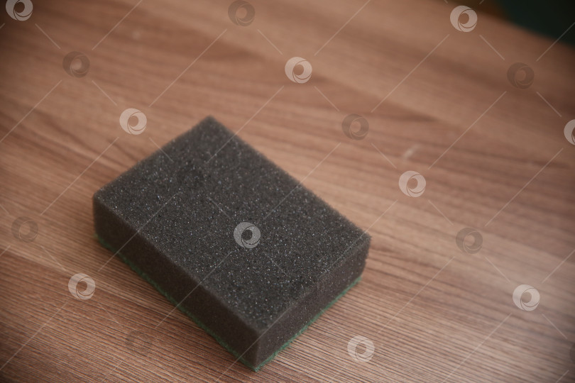 Скачать Поролоновая губка на столе фотосток Ozero