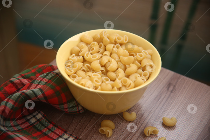 Скачать Макароны рожки на столе фотосток Ozero