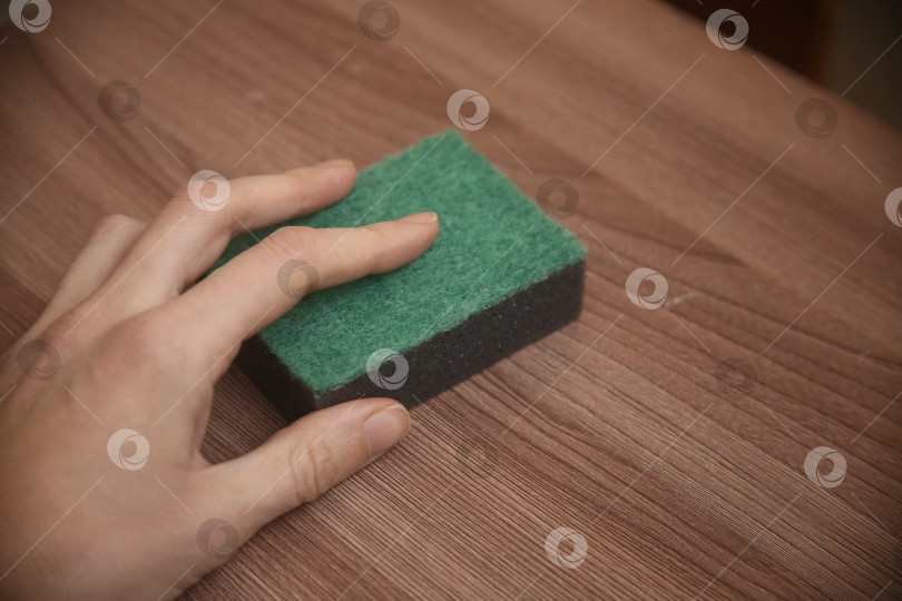 Скачать женщина делает генеральную уборку фотосток Ozero