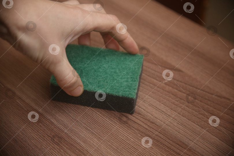 Скачать Женщина делает генеральную уборку по дому фотосток Ozero