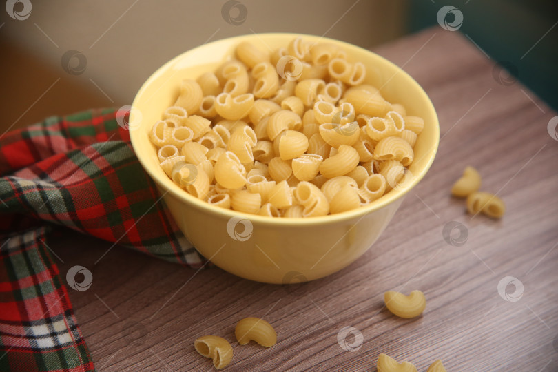 Скачать Макароны рожки на столе фотосток Ozero