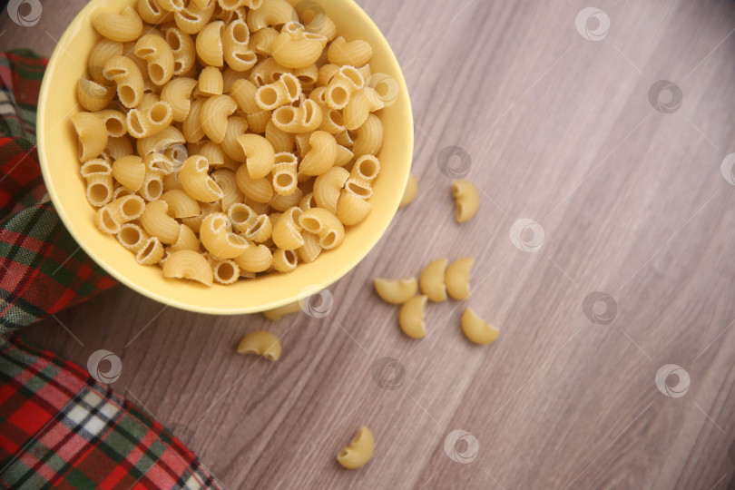 Скачать Макароны рожки на столе фотосток Ozero