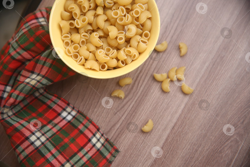 Скачать Макароны рожки на столе фотосток Ozero