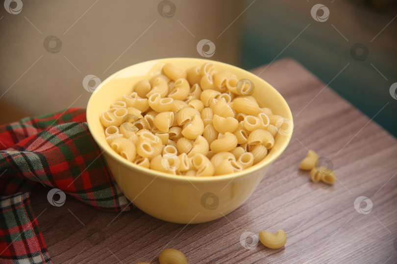 Скачать Макароны рожки на столе фотосток Ozero