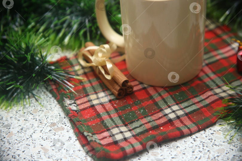 Скачать Напиток кофейный с корицей на салфетке фотосток Ozero