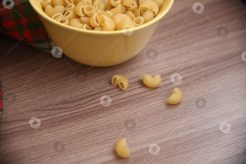 Скачать Макароны рожки на столе фотосток Ozero