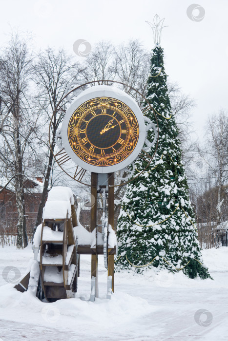 Скачать Часы и рождественская елка в городском парке. Зимнее время. фотосток Ozero