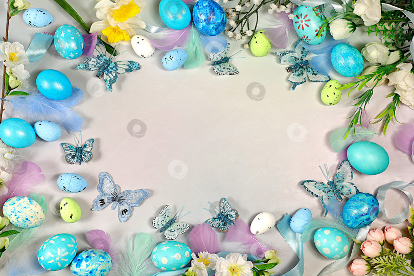 Скачать Абстрактная весенняя пасхальная композиция с голубыми крашеными яйцами, перьями, бабочками, цветущими ветками и цветами. Концепция "Счастливой Пасхи". Баннер на экране с местом для текста поздравления фотосток Ozero