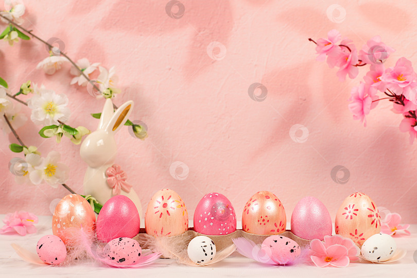 Скачать Красивый пасхальный баннер с украшенными праздничными яйцами, ветками сакуры и вишни, кроликами и перьями. Концепция "Счастливой Пасхи". Абстрактная весенняя пасхальная композиция с пространством для текста фотосток Ozero
