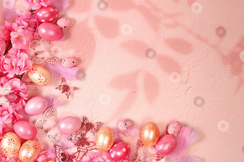 Скачать Красивый пасхальный баннер с украшенными праздничными яйцами, ветками сакуры и вишни, весенними бабочками и перьями. Концепция "Счастливой Пасхи". Абстрактная весенняя пасхальная композиция с пространством для текста фотосток Ozero