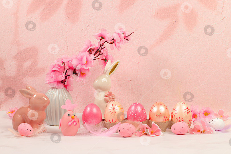 Скачать Красивый пасхальный баннер с украшенными праздничными яйцами, ветками сакуры и вишни, кроликами и перьями. Концепция "Счастливой Пасхи". Абстрактная весенняя пасхальная композиция с пространством для текста фотосток Ozero